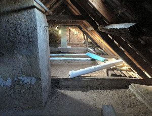 Zateplení stropu zděného rodinného domu pomocí foukané izolace